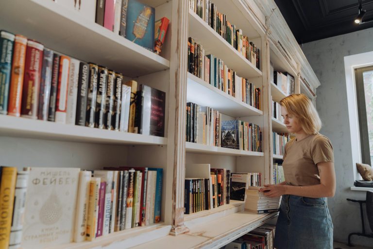 Persona buscando inspiración en una biblioteca
